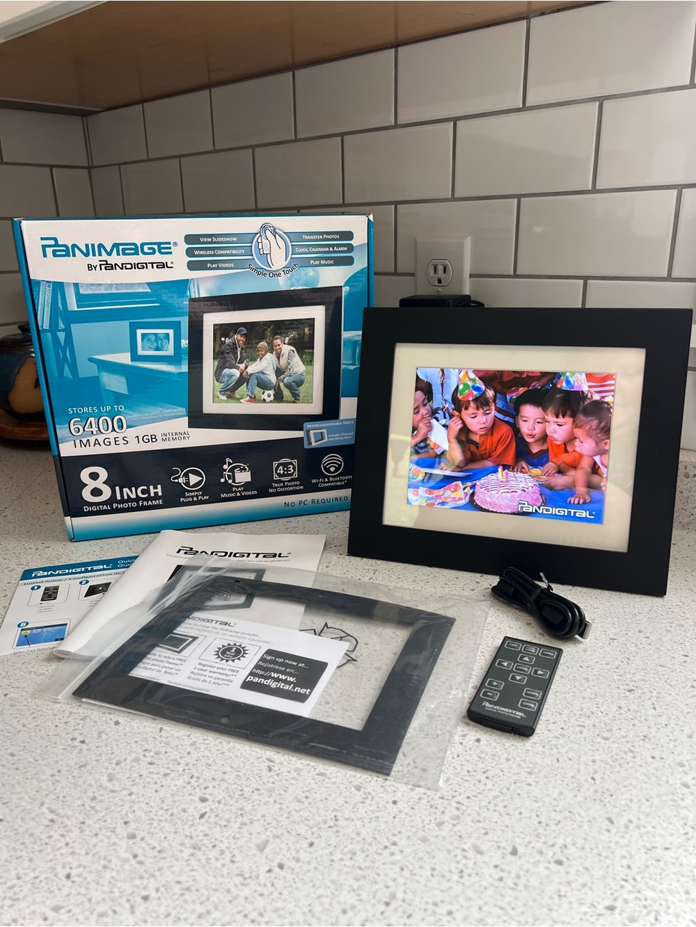 PANDIGITAL 8-inch Black Digital Photo Frame - 1GB